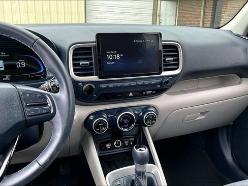 Used 2025 Hyundai Venue Limited image 9