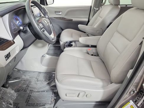 Used 2020 Toyota Sienna XLE Premium FWD image 19