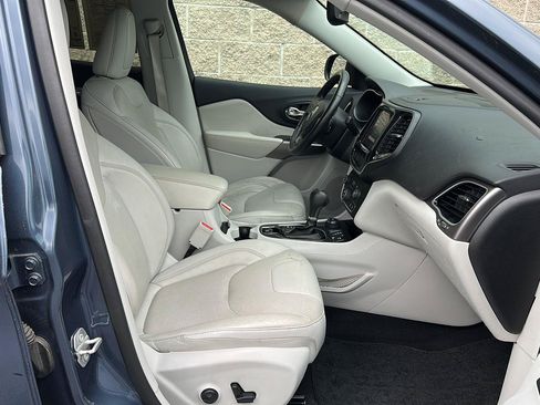 Used 2019 Jeep Cherokee Limited AWD/4WD image 6