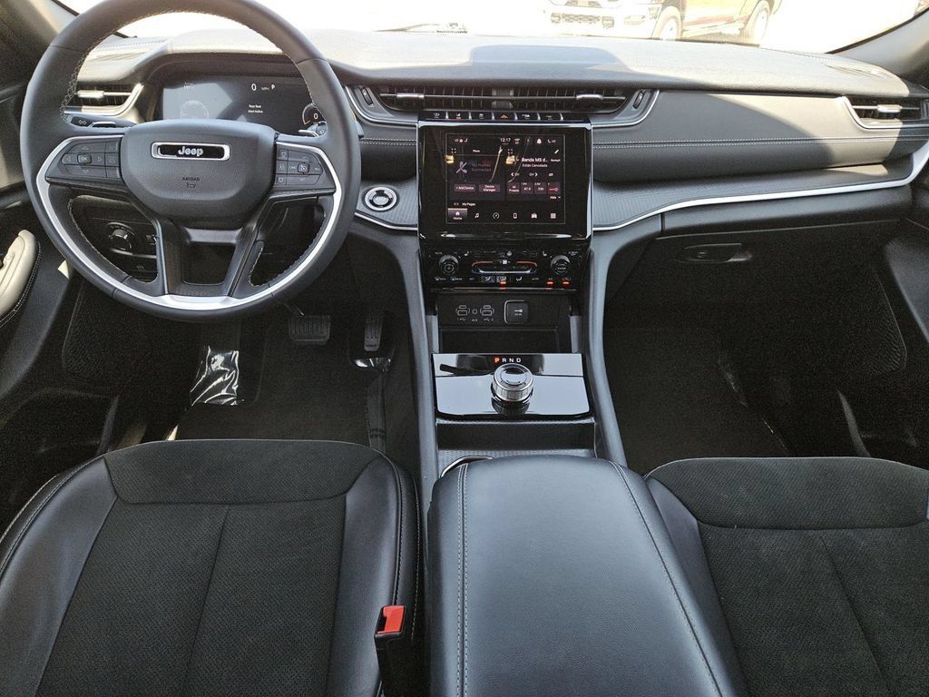 Used 2025 Jeep Grand Cherokee Altitude AWD/4WD image 23
