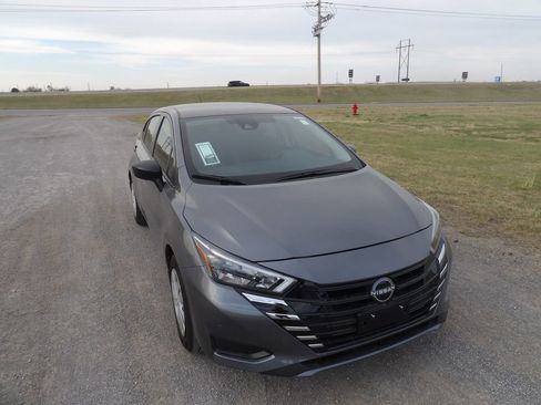 Used 2025 Nissan Versa S w/ Trunk Package image 4