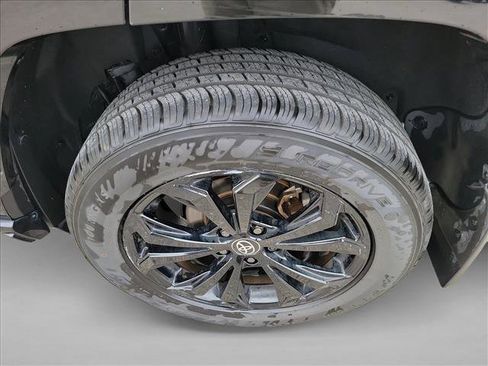 Used 2022 Toyota RAV4 SE image 11