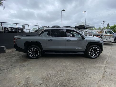 Used 2025 Chevrolet Silverado EV RST AWD/4WD image 7