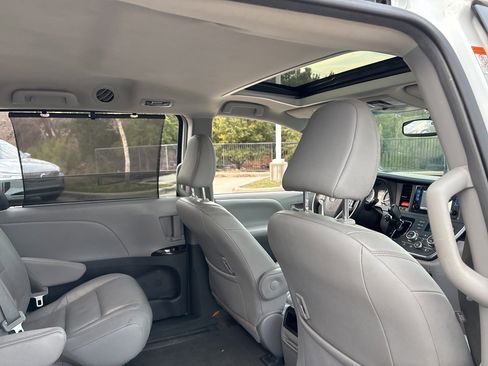 Used 2017 Toyota Sienna XLE image 12