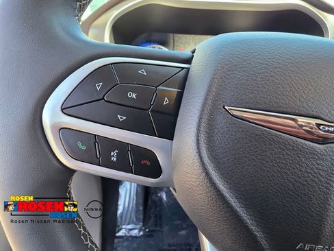 Used 2024 Chrysler Pacifica Touring-L FWD image 12
