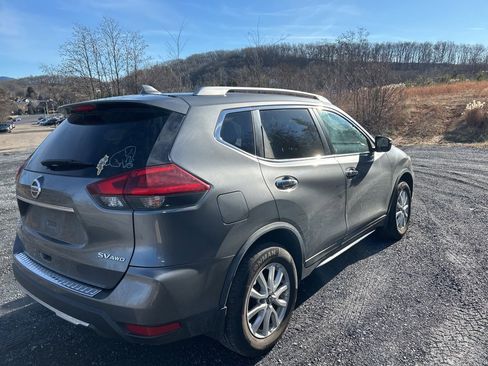 Used 2018 Nissan Rogue SV image 2
