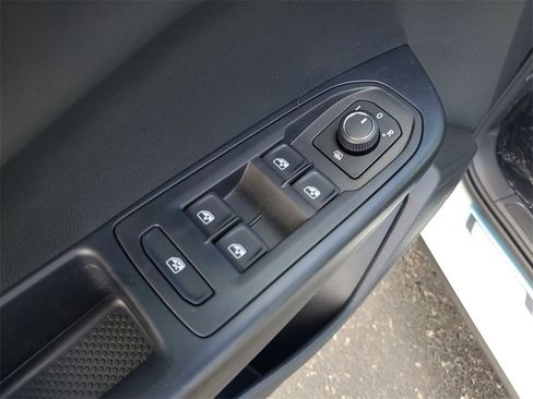 New 2026 Volkswagen Taos SE image 18