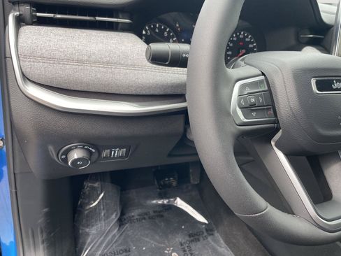 Used 2023 Jeep Compass Latitude AWD/4WD image 25