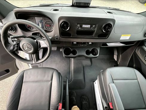 Used 2025 Mercedes-Benz Sprinter 2500 image 16