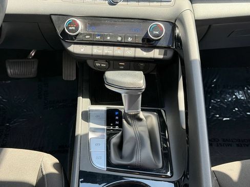 Used 2025 Hyundai Elantra SEL FWD image 24