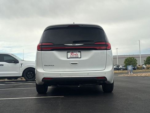 Used 2023 Chrysler Pacifica Touring-L FWD image 23