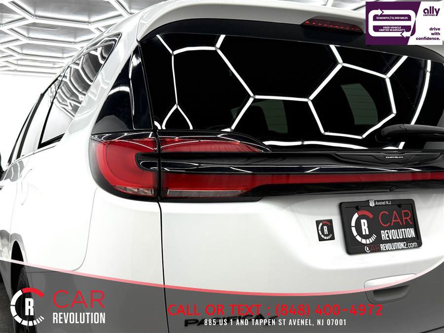 Used 2024 Chrysler Pacifica Limited FWD image 46