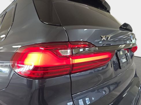 Used 2021 BMW X7 M50i w/ Dynamic Handling Package AWD/4WD image 33