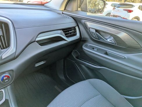 Used 2023 GMC Terrain SLE w/ Driver Convenience Package image 17