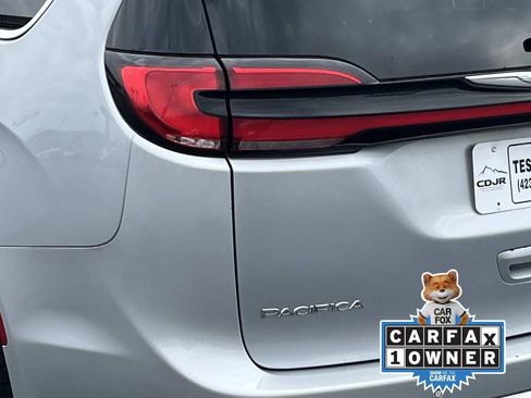 Used 2023 Chrysler Pacifica Limited image 5