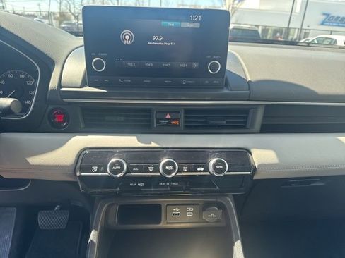 Used 2023 Honda Pilot LX image 17