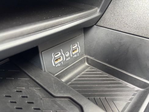Used 2025 Chrysler Pacifica Limited FWD image 34