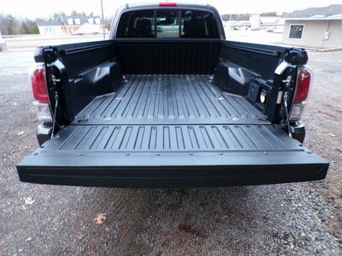 Used 2020 Toyota Tacoma TRD Sport image 7