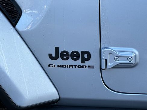 New 2023 Jeep Gladiator Willys image 16