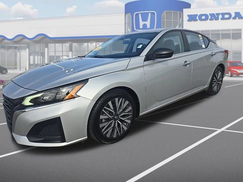 Used 2024 Nissan Altima 2.5 SV image 3