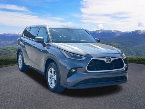 Used 2021 Toyota Highlander LE AWD/4WD image 8