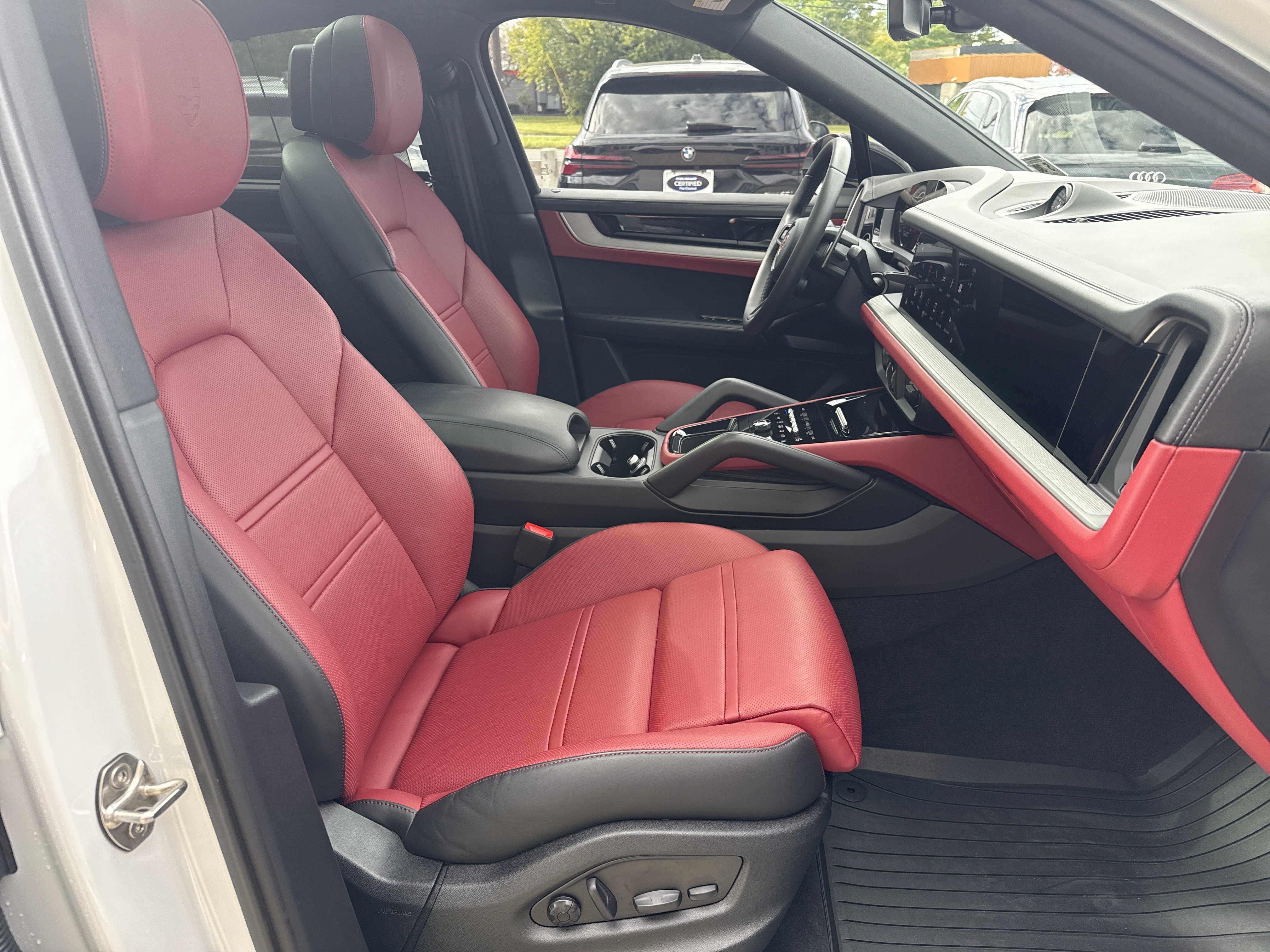 Used 2025 Porsche Cayenne S AWD/4WD image 2
