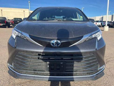 Used 2025 Toyota Sienna Limited image 9