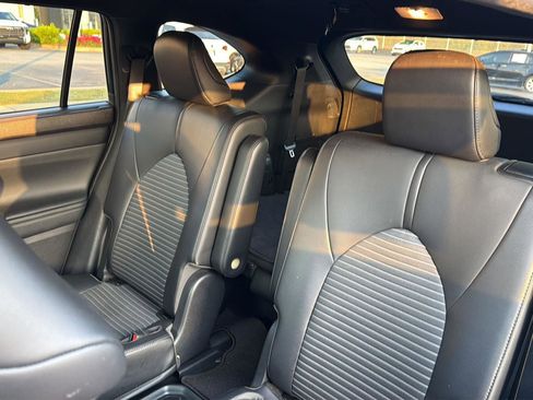 Used 2021 Toyota Highlander XSE FWD image 31