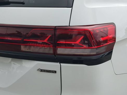 Certified 2025 Volkswagen Atlas Peak Edition SE AWD/4WD image 9