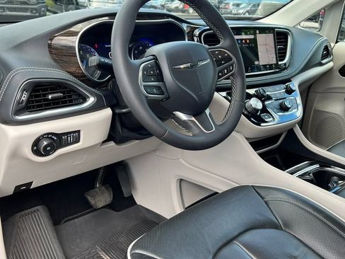 Used 2024 Chrysler Pacifica Limited FWD image 20