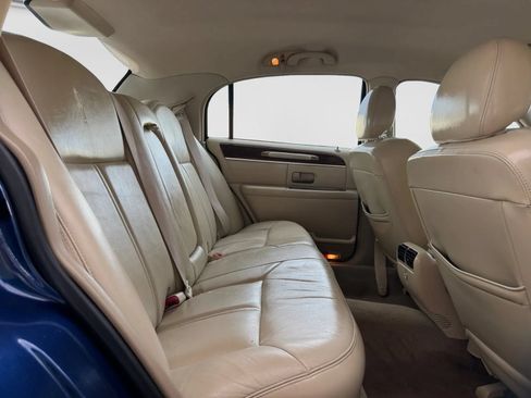 Used 2010 Lincoln Town Car Signature Limited RWD image 22