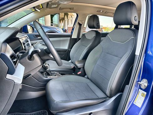 Used 2023 Volkswagen Taos SE w/ Panoramic Sunroof Package FWD image 11