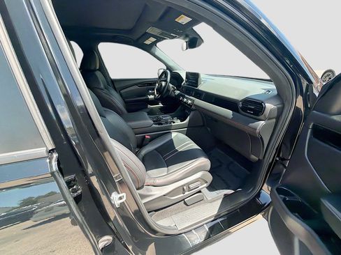Used 2025 Honda Pilot TrailSport image 31