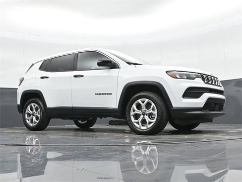 Used 2025 Jeep Compass Sport image 40