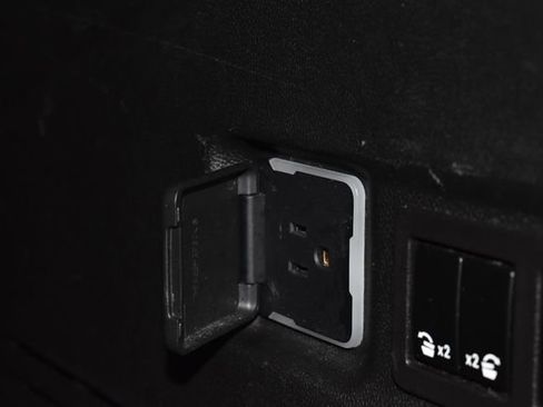 Used 2023 GMC Yukon XL SLT image 41