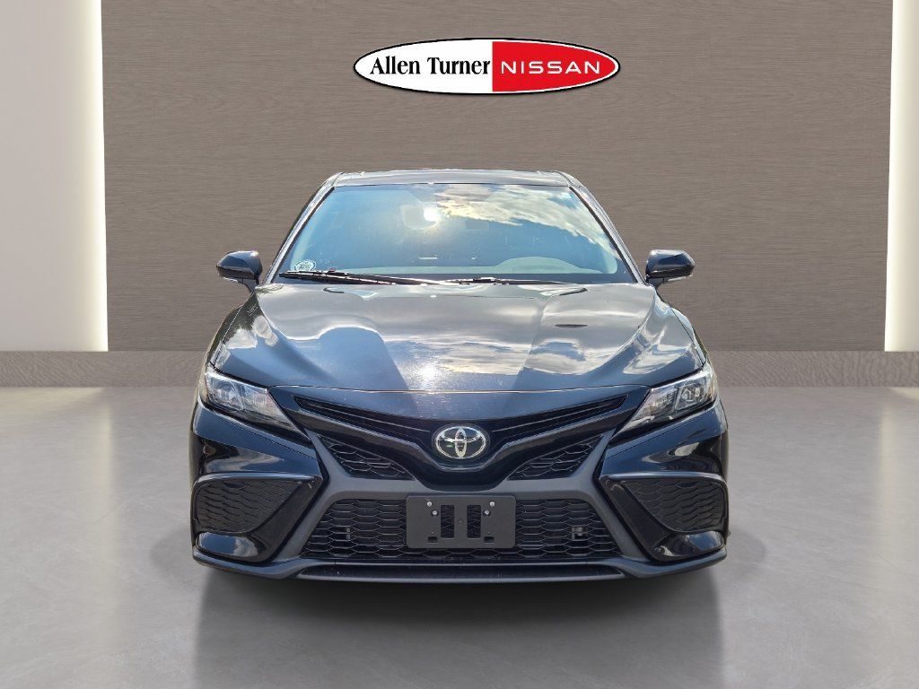 Used 2024 Toyota Camry SE w/ Cold Weather Package FWD image 4