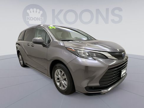 Used 2024 Toyota Sienna LE image 8