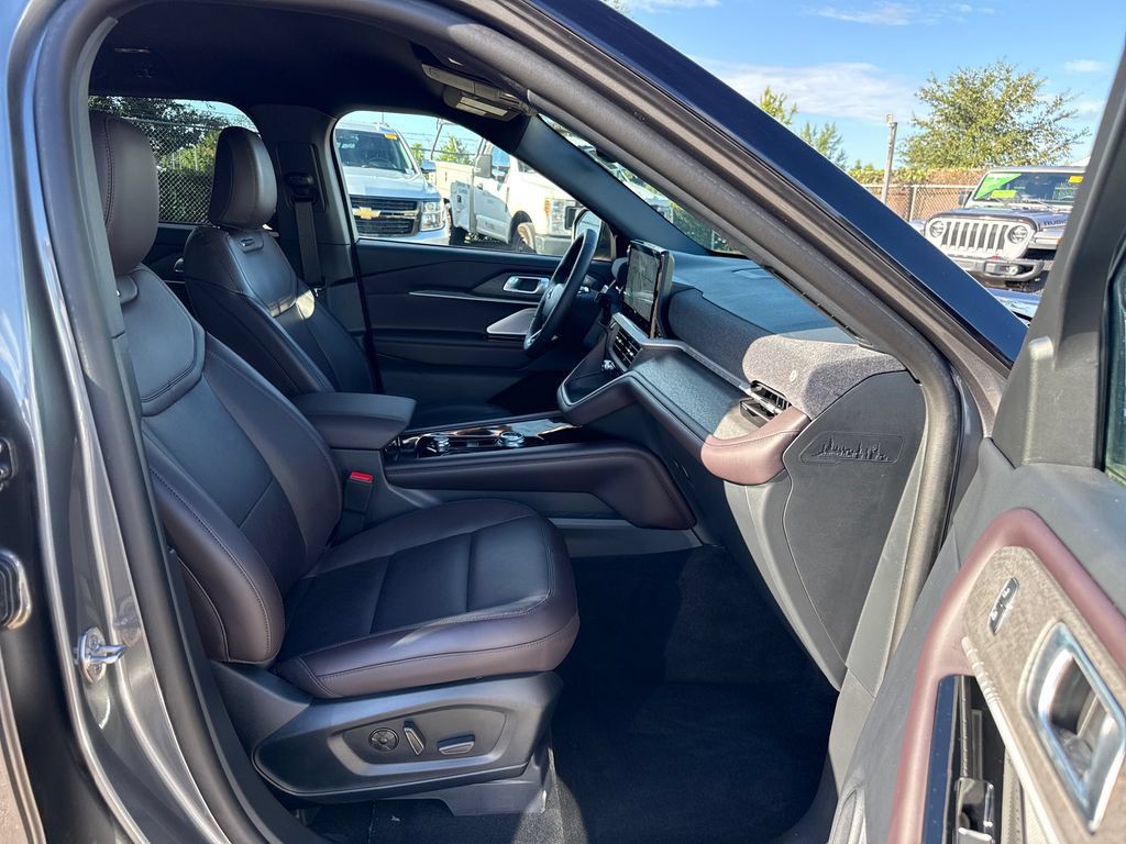 Used 2026 Ford Explorer Platinum RWD image 27