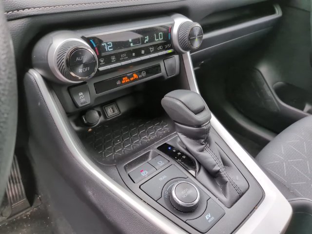 Used 2025 Toyota RAV4 XLE AWD/4WD image 18