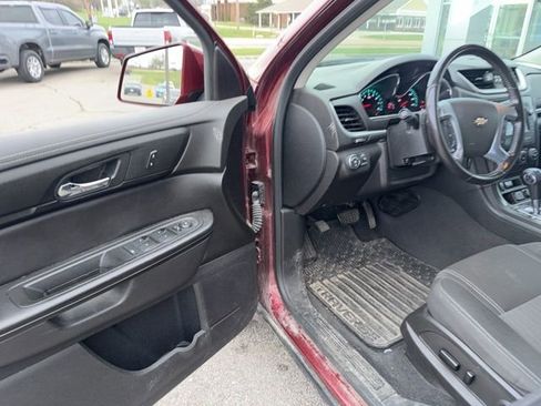 Used 2017 Chevrolet Traverse LT w/ Style and Technology Package image 29