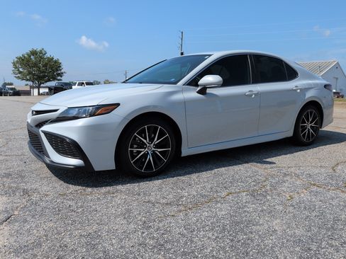 Used 2023 Toyota Camry SE FWD image 6