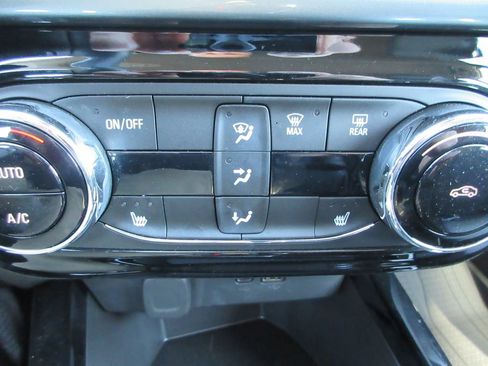 Used 2025 Chevrolet Trax LT w/ LT Convenience Package image 30