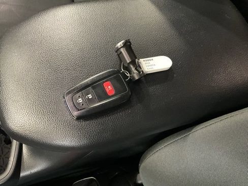 Used 2025 Toyota RAV4 XLE AWD/4WD image 30
