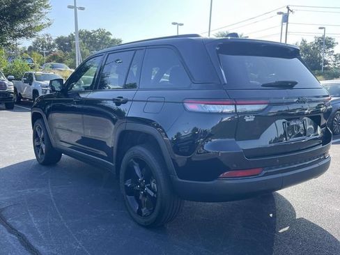 Used 2023 Jeep Grand Cherokee Altitude RWD image 5