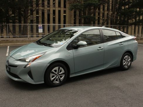 Used 2017 Toyota Prius Three FWD image 12