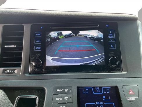 Used 2016 Toyota Sienna SE FWD image 14