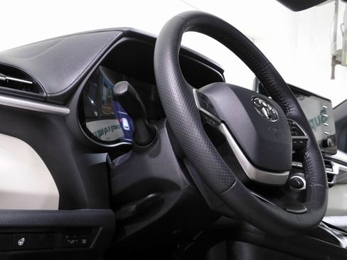 Used 2021 Toyota Sienna XLE image 27