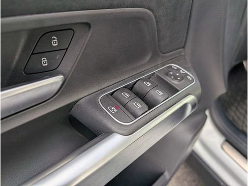 Used 2024 Mercedes-Benz GLB 250 4MATIC image 17