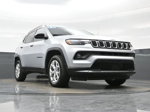 Used 2024 Jeep Compass Latitude image 30