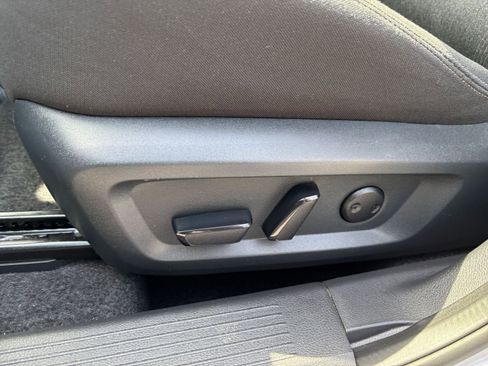 Used 2025 Nissan Rogue SV FWD image 21